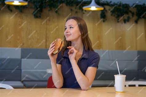 Adolescente comiendo comida rápida