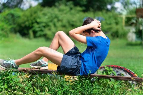 Adolescente haciendo ejercicio