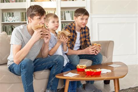 Adolescentes comiendo comida rápida