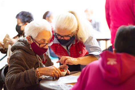 Adultos mayores participando en actividades en un centro día en Bogotá