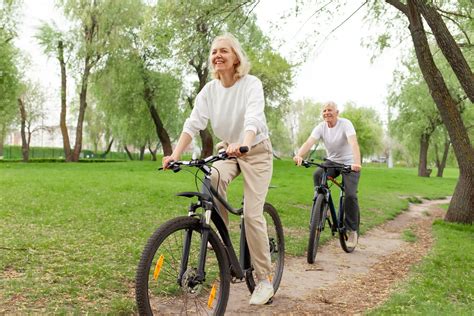 Adultos mayores realizando actividades físicas