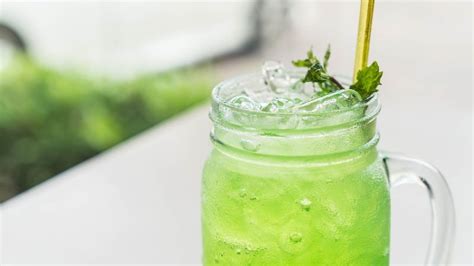 Agua de pepino, limón y hierbabuena