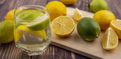 Agua tibia con limón