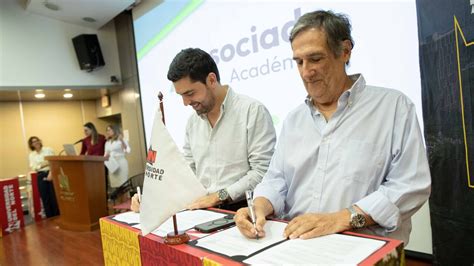Autoridades en la firma del convenio Nutre ChileAG con Universidad Central