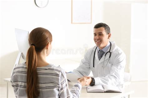 Auxiliar de Dietética Consultando a Paciente