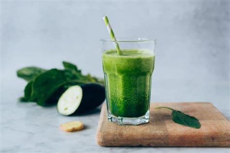 Batido de espinaca, pepino, limón y pera
