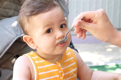 Bebé comiendo con cuchara