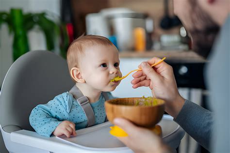 Bebé comiendo puré de verduras