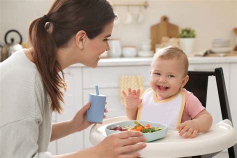 Bebé probando alimentos