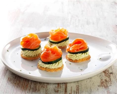 Bocados de pepinos grillados con queso crema y salmón