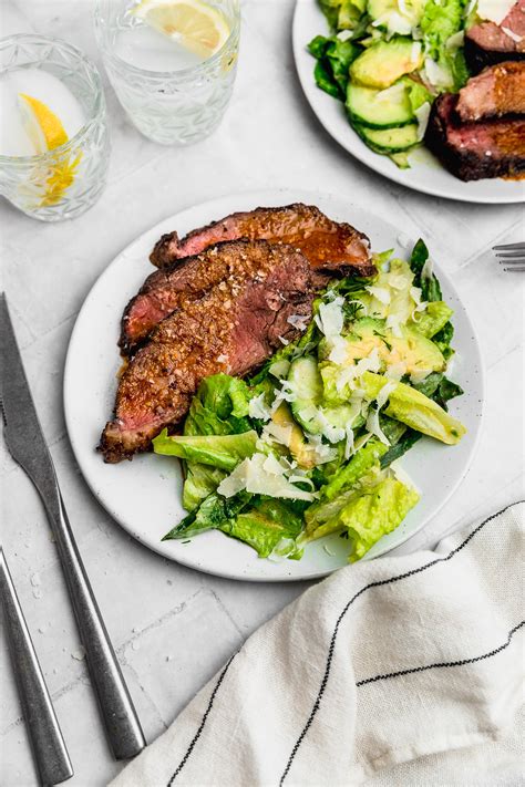 Carne a la parrilla con ensalada