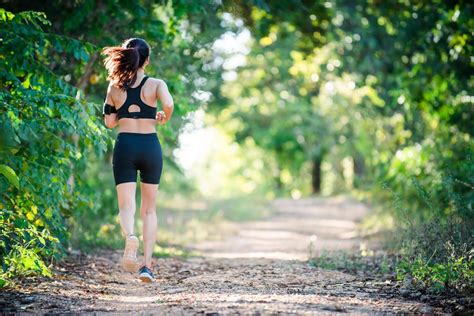 Chica corriendo en la naturaleza