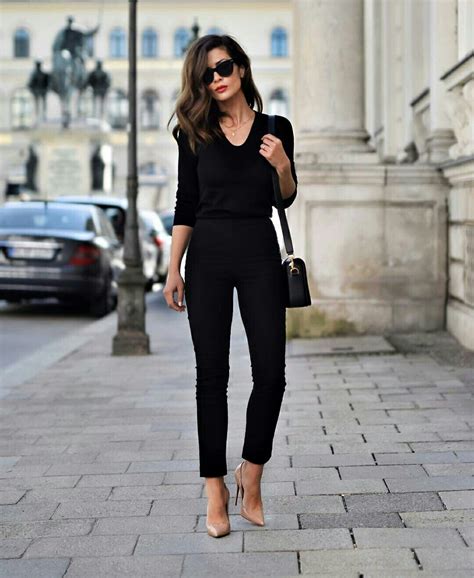 Combinación de ropa negra con accesorios