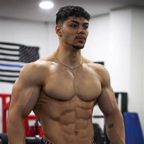 Culturista mostrando su físico