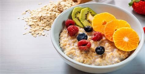 Desayuno con avena y frutas