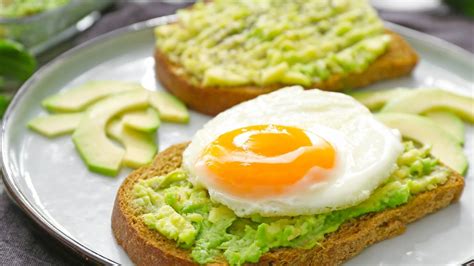 Desayuno con huevo y palta