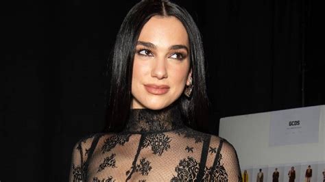 Dua Lipa mostrando su figura