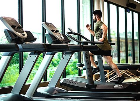 Elíptica y cinta de correr en un gimnasio