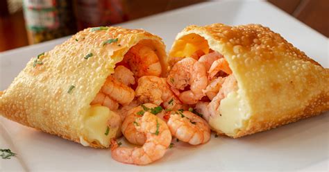 Empanada frita de camarón y queso