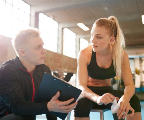 Entrenador personal corriendo junto a su cliente