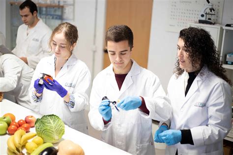 Estudiantes de Nutrición y Dietética en un laboratorio