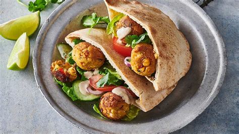 Falafel en pita con tahini