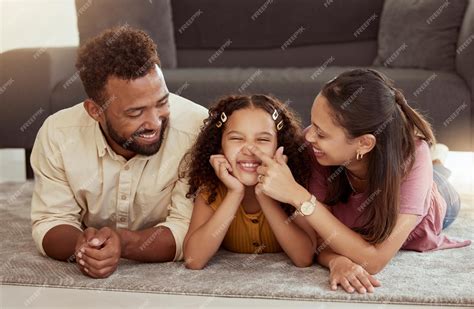 Familia cuidando a un niño