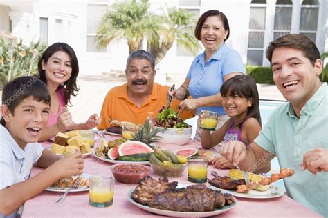 Familia disfrutando de un asado saludable