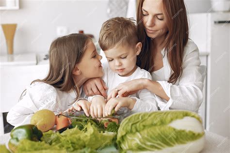 Familia preparando una ensalada