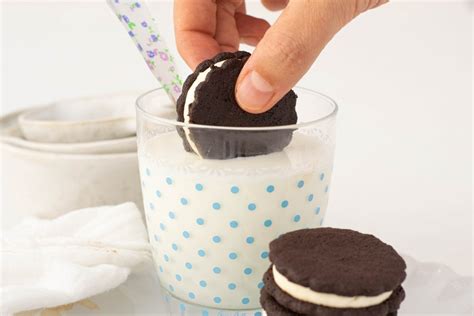 Galletas Oreo con un vaso de leche