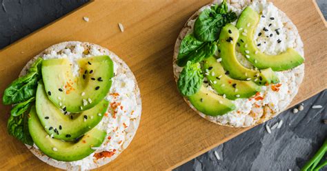 Galletas de arroz con aguacate