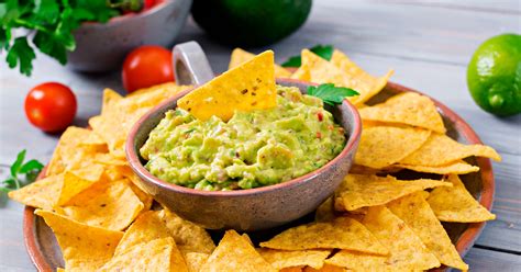 Guacamole casero en un tazón con totopos alrededor