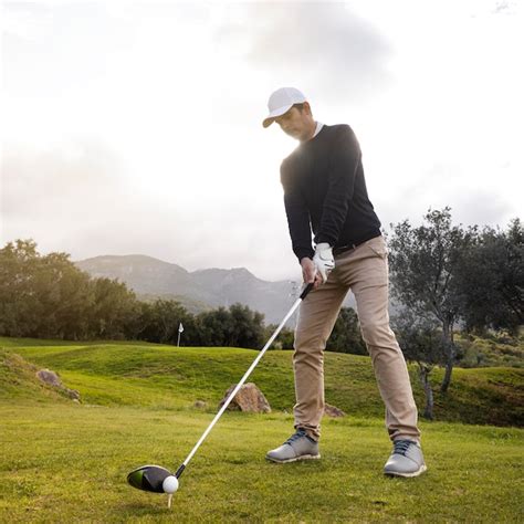 Hombre jugando al golf