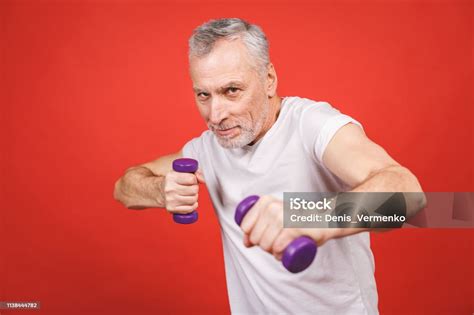 Hombre mayor ejercitándose