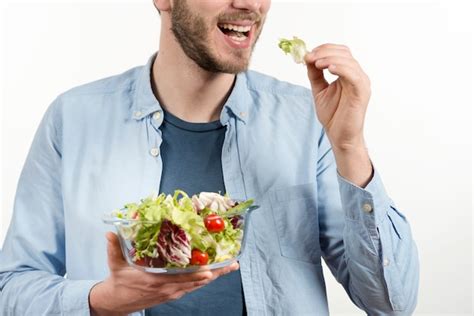Hombre saludable comiendo ensalada
