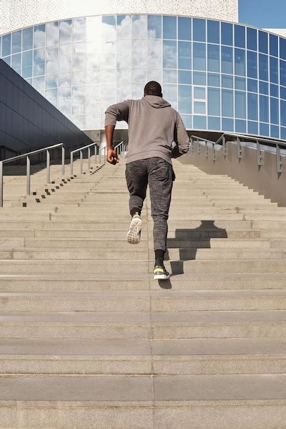 Hombre subiendo escaleras corriendo
