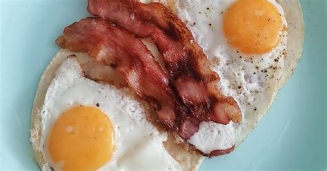 Huevos con Tocino y Salsa de Queso