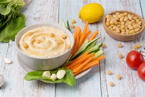 Hummus casero con verduras