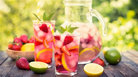 Imagen de agua saborizada casera con frutas