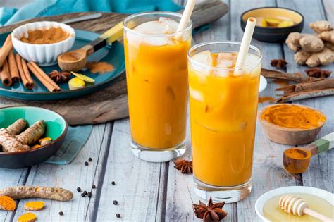 Imagen de leche dorada con cúrcuma