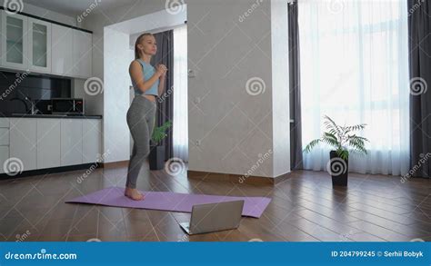 Imagen de una persona ejercitándose en casa
