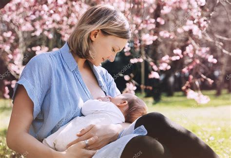 Madre amamantando a su bebé