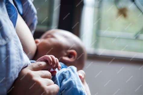 Madre amamantando a su hijo