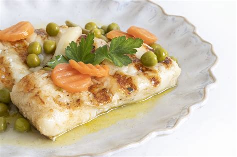 Merluza a la plancha con salsa y vegetales
