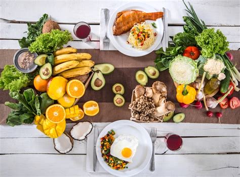 Mesa con alimentos saludables