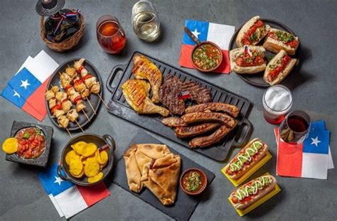 Mesa con comida típica de Fiestas Patrias