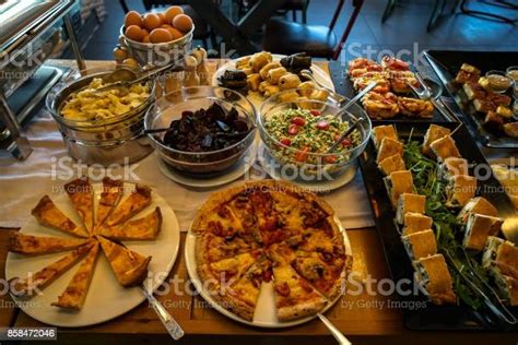 Mesa con empanadas y ensaladas