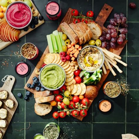Mesa con variedad de aperitivos veganos fríos