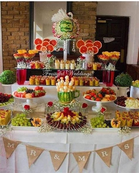 Mesa de fiesta decorada con comida vegana
