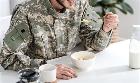 Militares comiendo